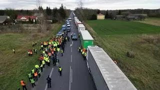 Los camioneros polacos levantan el bloqueo a Ucrania