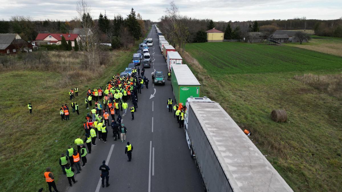 Camioneros ucranianos en polonia protestan junto a la frontera y piden a la policía local que se les permita el paso.