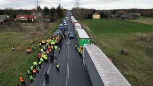 Camioneros ucranianos en polonia protestan junto a la frontera y piden a la policía local que se les permita el paso.