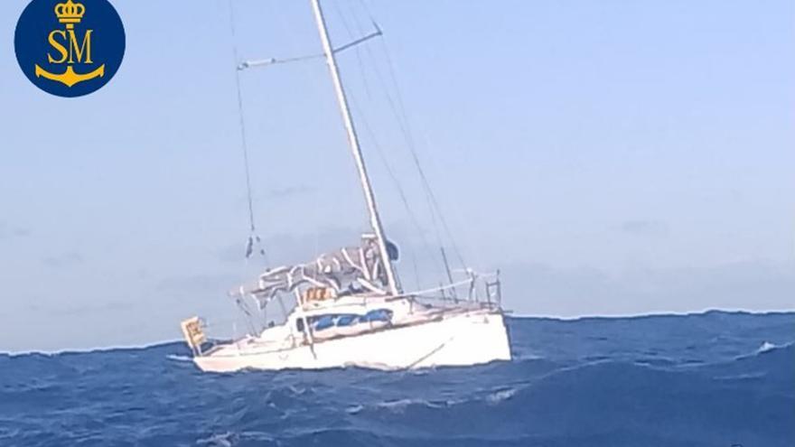 Buscan en Fisterra al tripulante de un velero que cayó al mar durante un regata