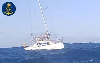 Buscan en Fisterra al tripulante de un velero que cayó al mar durante un regata