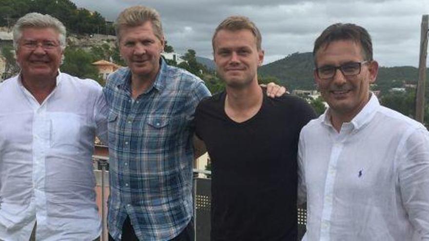 Nach der Einigung auf Mallorca: Club-Präsident Wilfried Finke, der neue Chef-Trainer Stefan Effenberg, der neue Co-Trainer Sören Osterland und Manager Michael Born (v.li.).