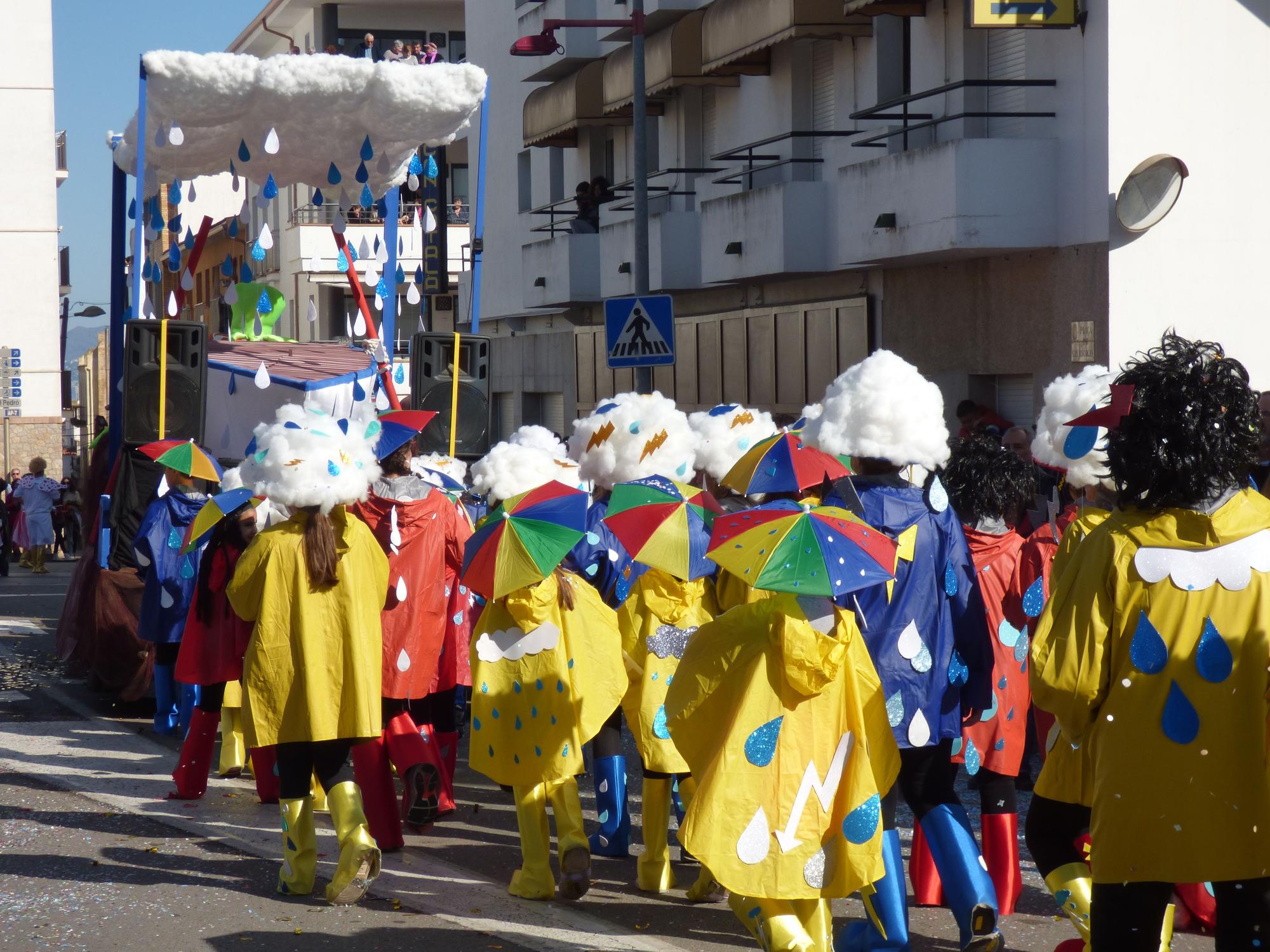 L'Escala vibra amb una rua de carnaval carregada d'imaginació