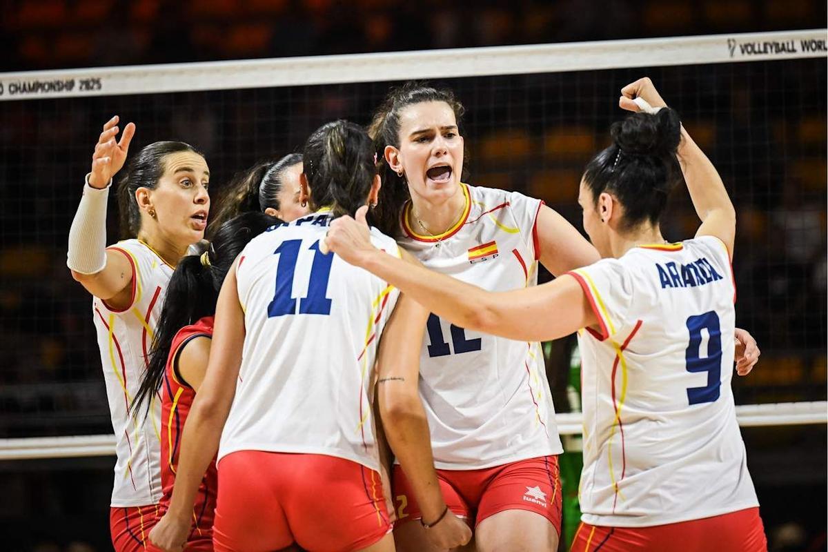 Las jugadoras de España celebran un punto ante Bulgaría en el último partido de la fase de grupos del Mundial de Voleibol que se disputa en Tailandia