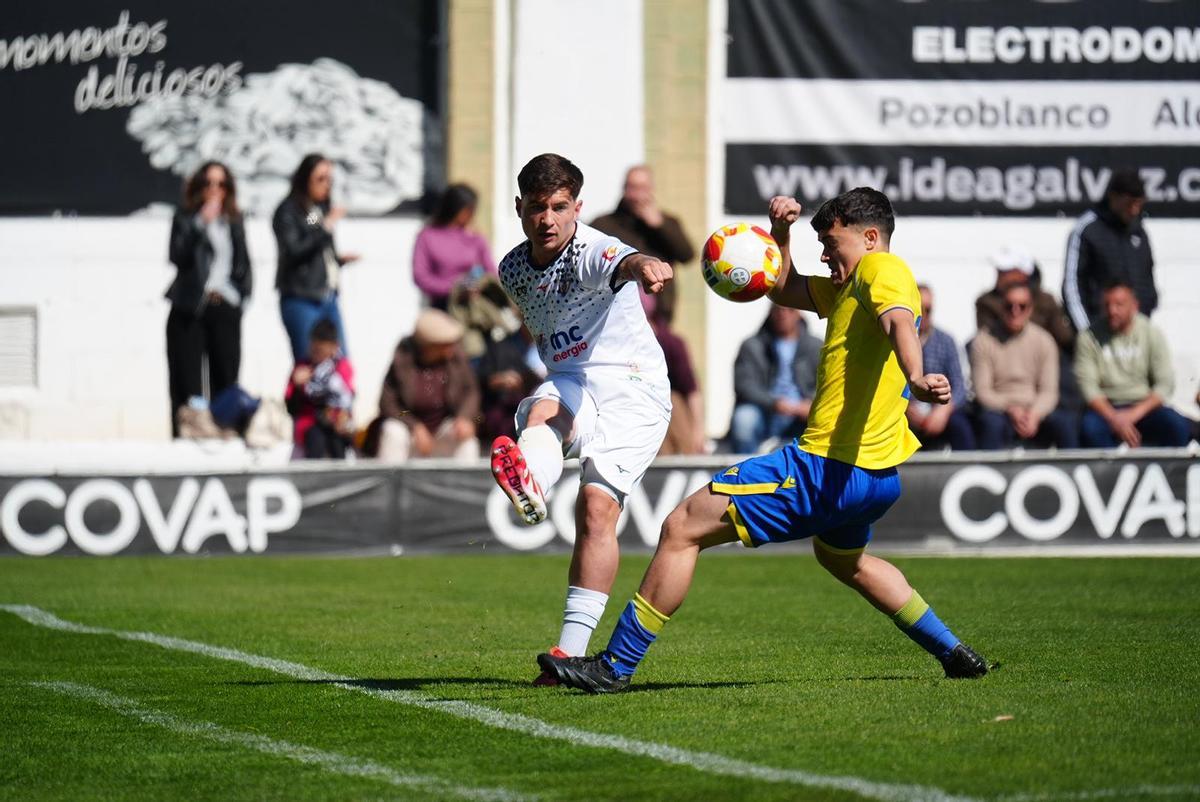 Lance del encuentro entre el CD Pozoblanco y el Cádiz CF B en el Nuestra Señora de Luna.