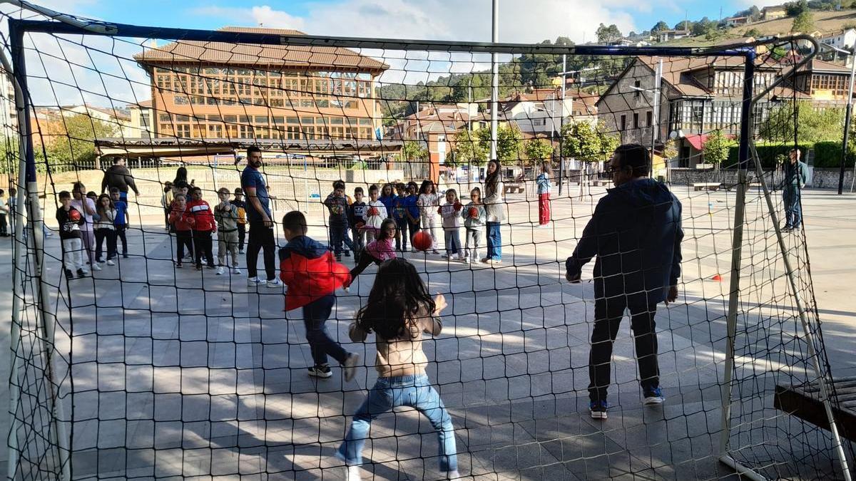 El balonmano "is coming home", vuelve a casa: 250 escolares participan en un entrenamiento en el concejo asturiano que vio nacer este deporte en España