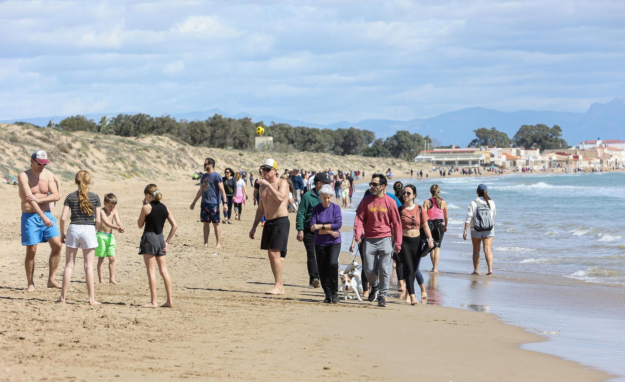 Así celebran el lunes de Pascua familias y vecinos en la playa de la Marina y la pinada