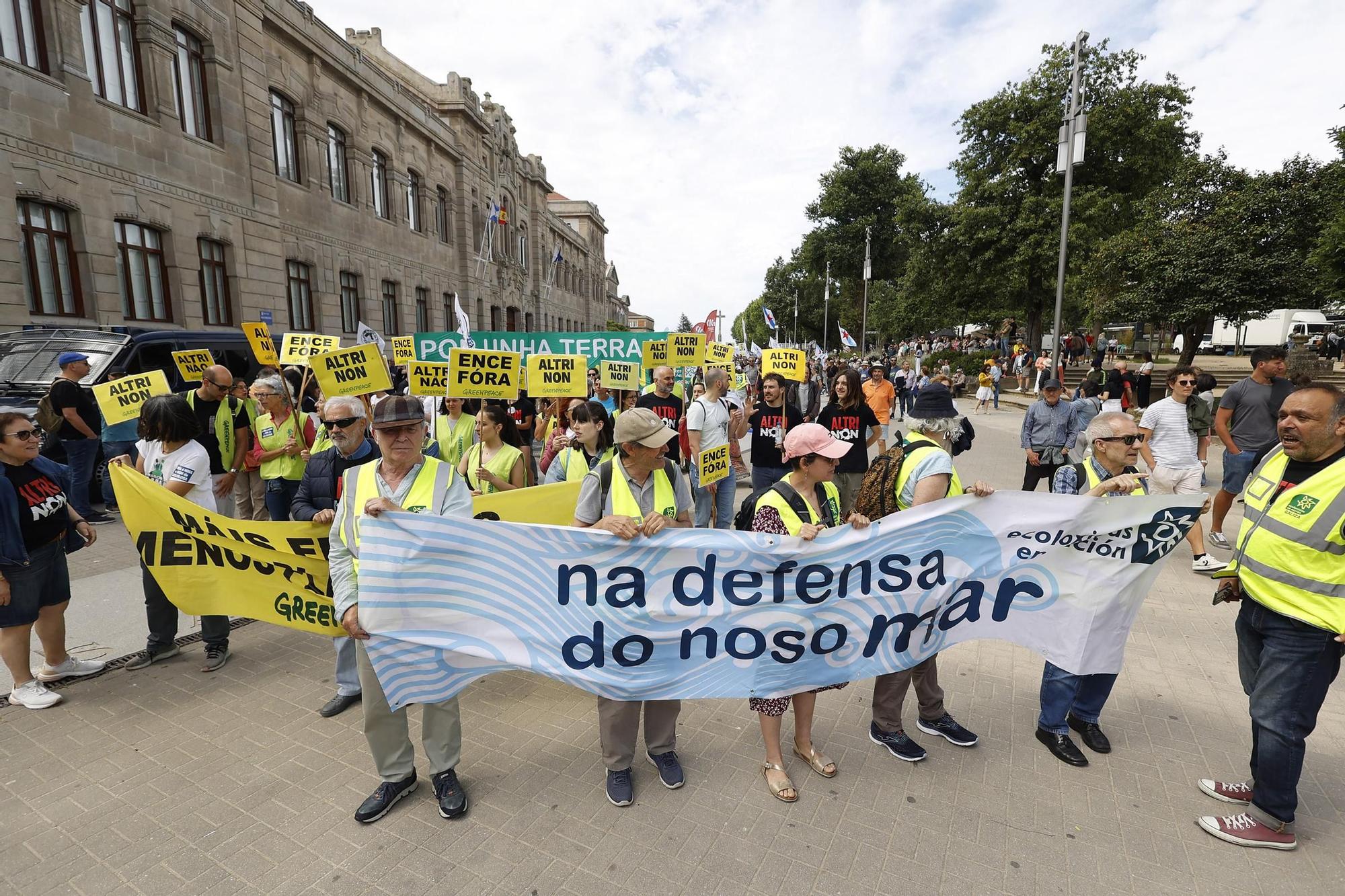 Miles de gallegos marchan de Pontevedra hasta Lourizán en protesta por las celulosas de Ence y Altri