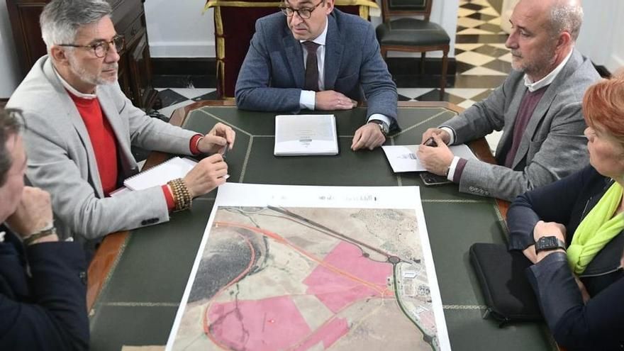 Última reunión de la Lumbini Garden en el consistorio cacereño.