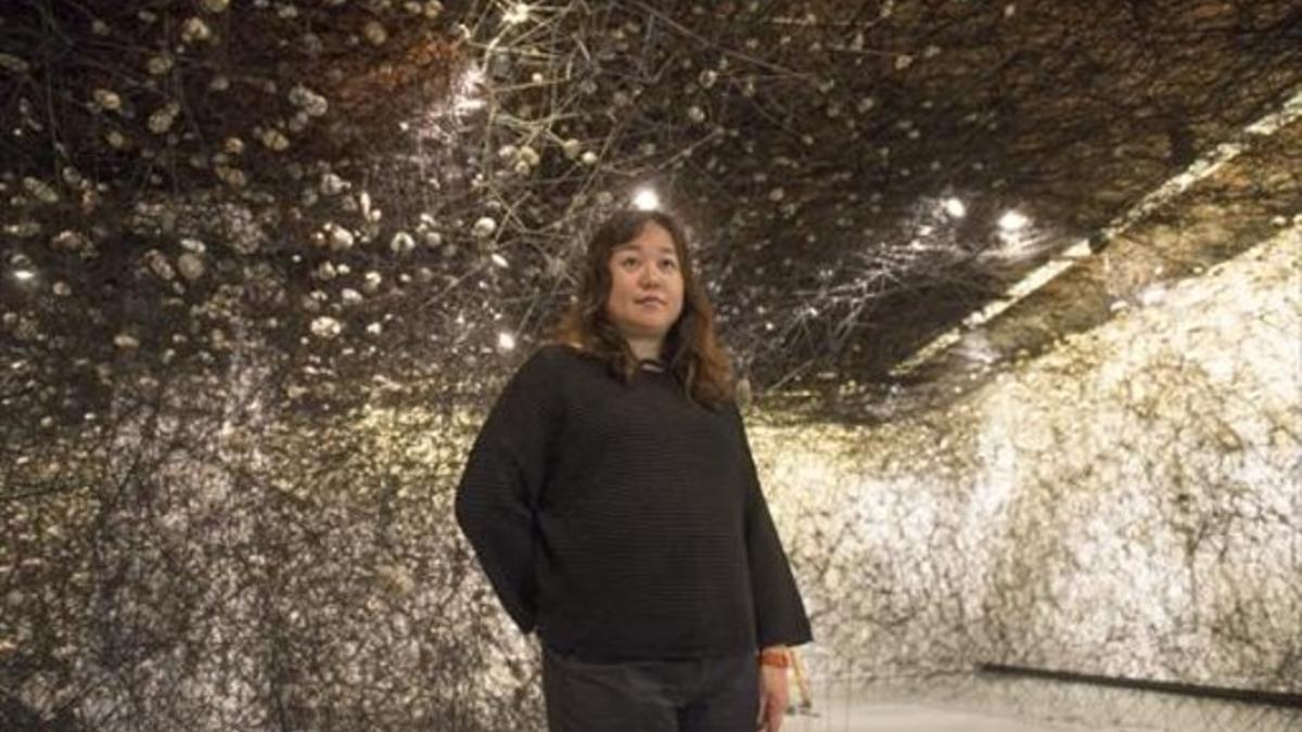 Chiharu Shiota, ayer, ante su instalación 'In the beginning was...'.
