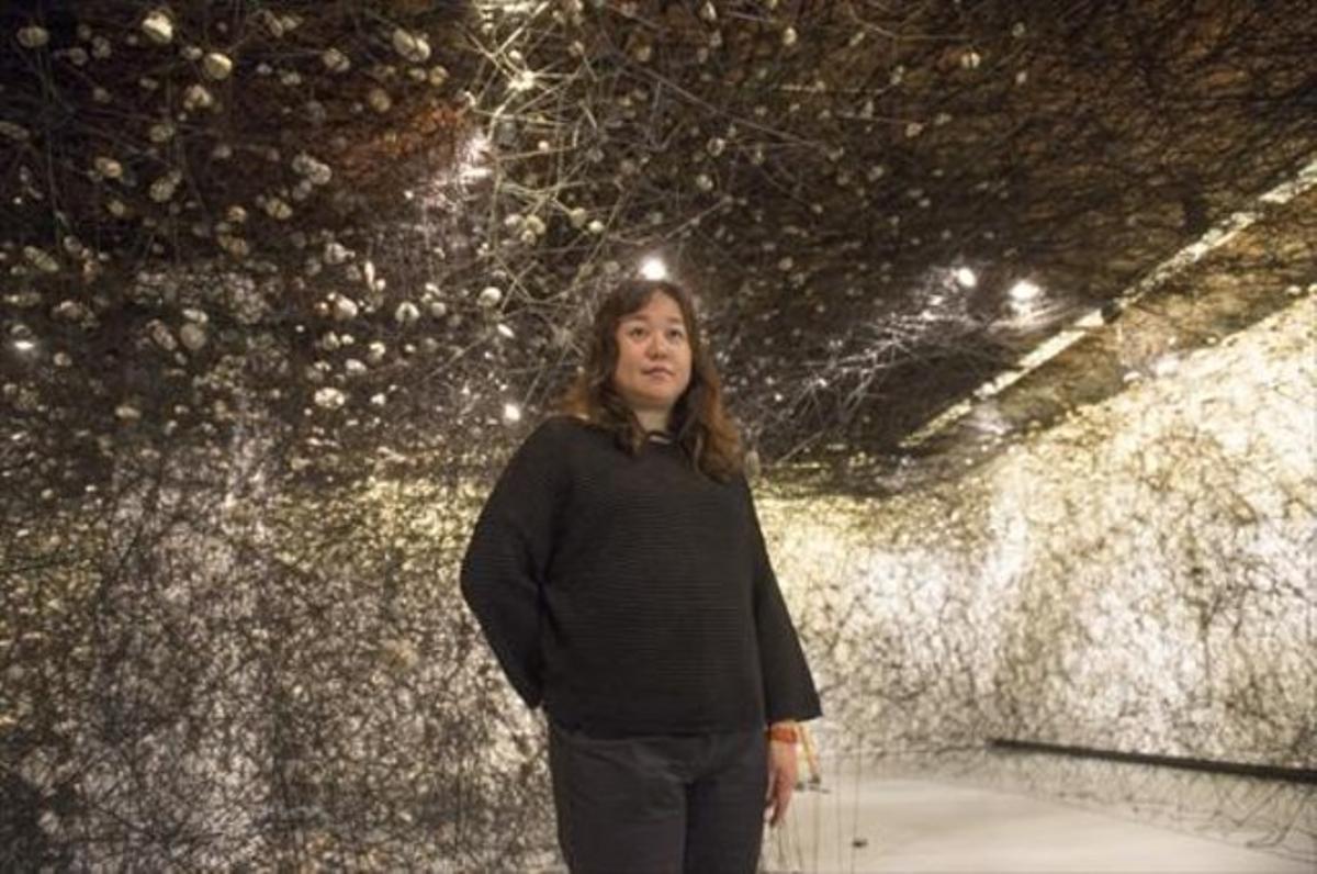 Chiharu Shiota, ahir, davant la seva instal·lació ’In the beginning was...’.