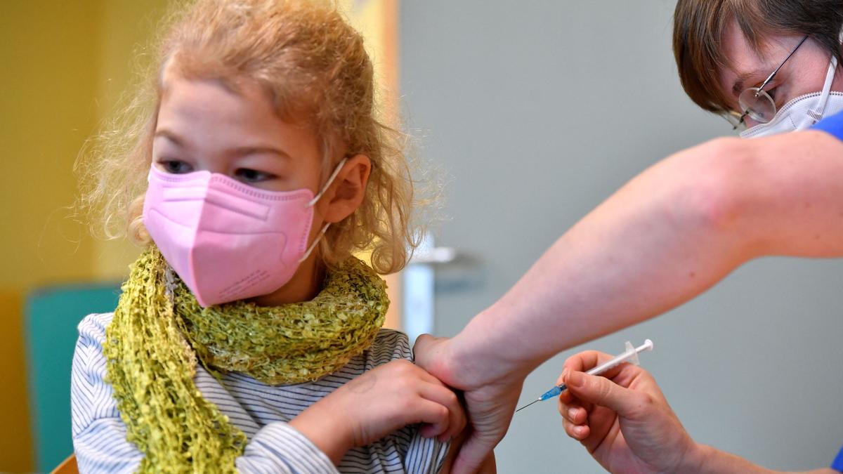 Una enfermera vacuna de la covid a Matilda, una niña de 6 años en Leipzig