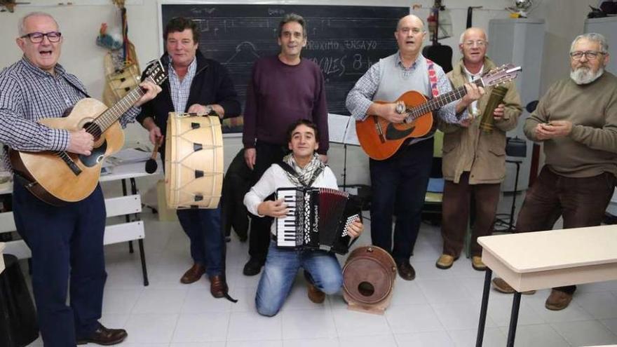 Los integrantes de la comparsa &quot;Os Groveiros&quot;, durante un ensayo. // Muñiz