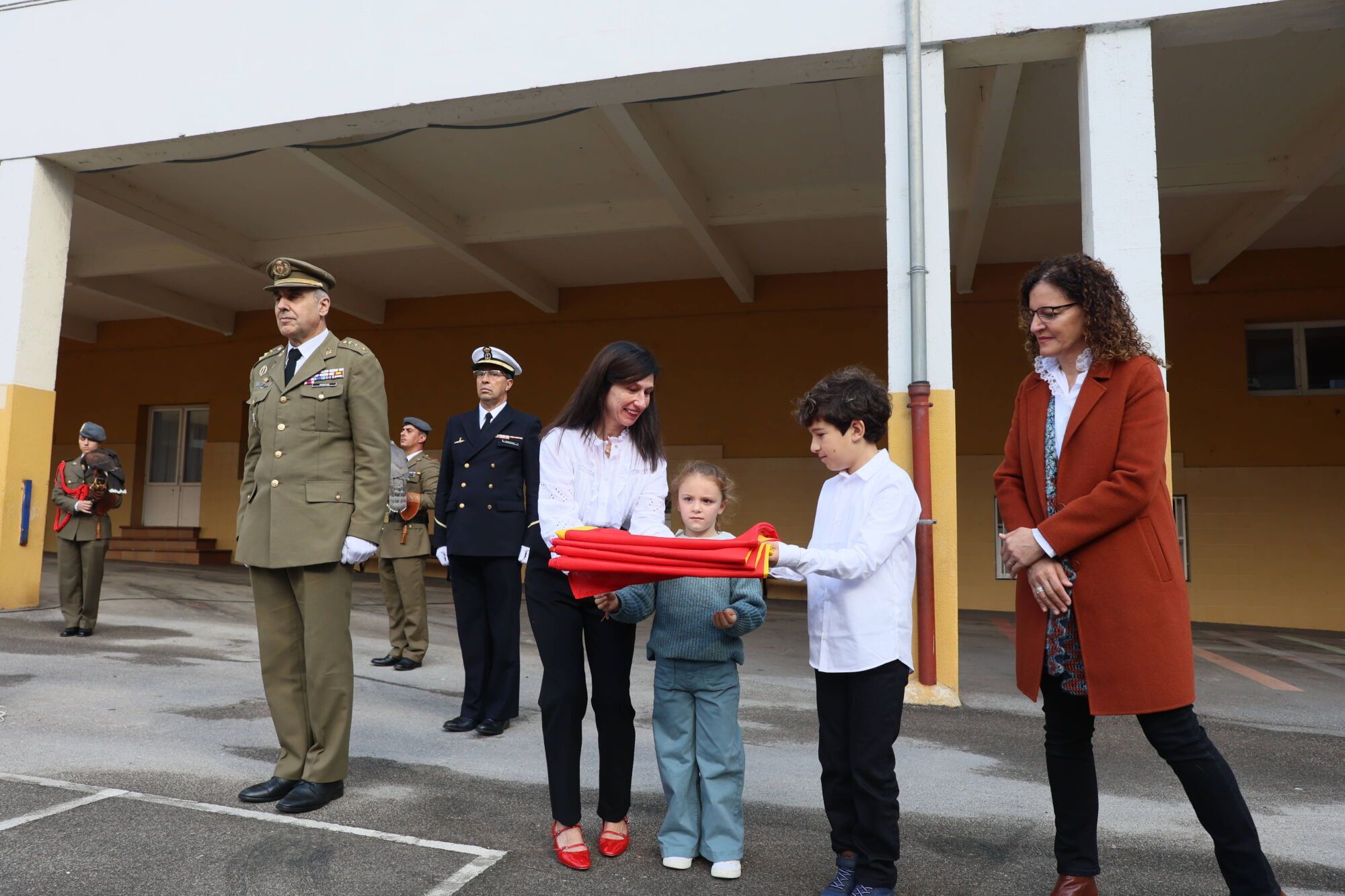 Escuelas Blancas. Acto de izado de la bandera con asistencia del delegado de Defensa y representantes de la Guardia Civil, la Policía Nacional y la Municipal, entre otros