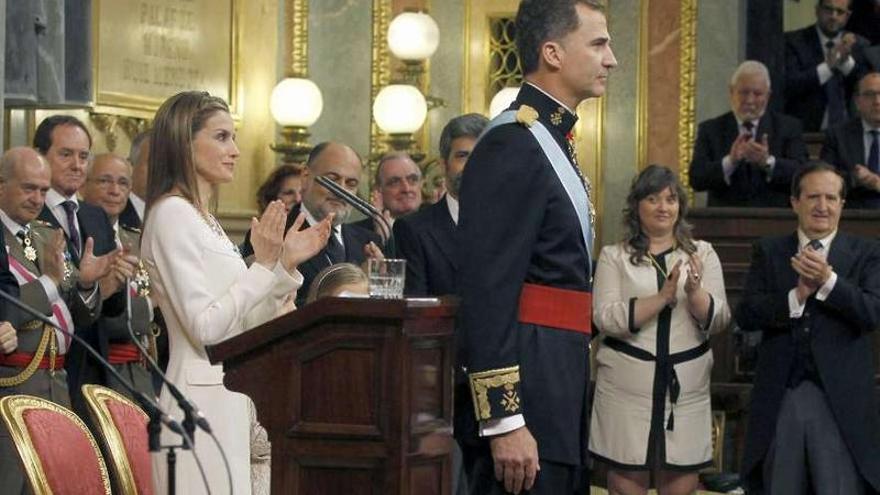 Jaime Alfonsín, segundo por la izquierda, detrás de los Reyes de España.