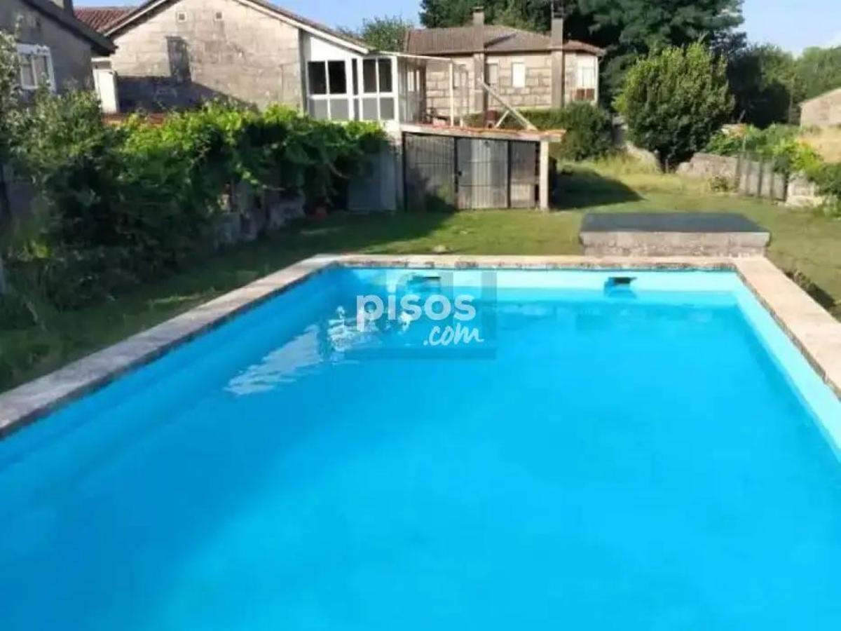 Algunas imágenes del chalet con piscina a la venta en Coles Algunas imágenes del chalet con piscina a la venta en Coles