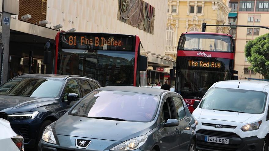 Caos en el transporte y retenciones kilométricas en Valencia ante el inicio de la alerta roja a las 18 00 horas