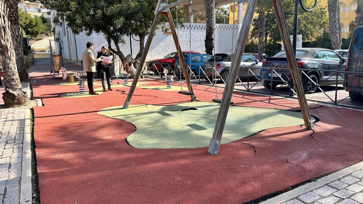 Parque infantil deteriorado en la plaza Don Carlos de El Campello