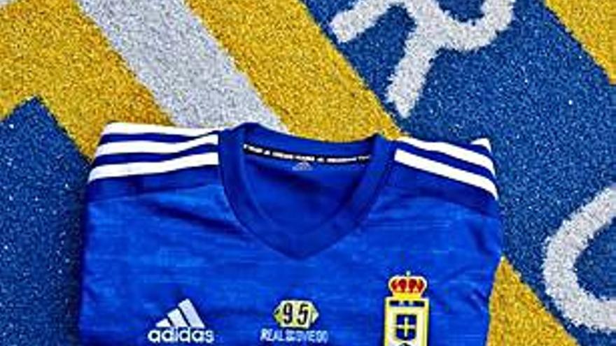 La camiseta  conmemorativa. | R. Oviedo