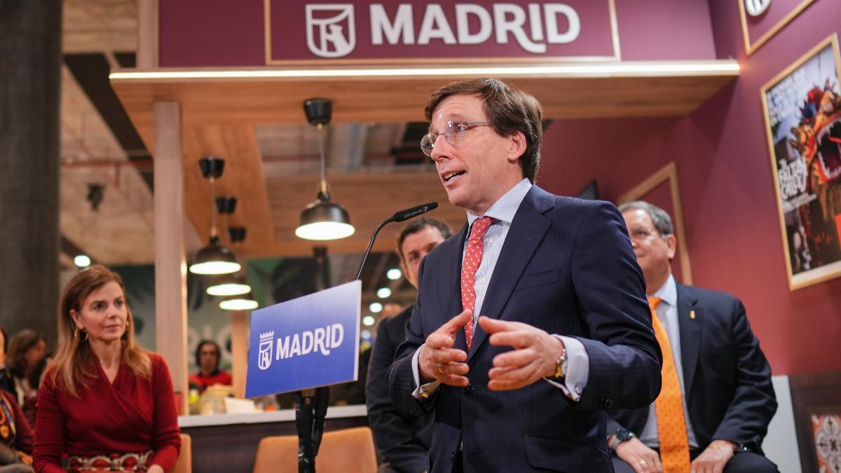 Almeida presenta 'DeLiMadrid' con Almudena Maíllo y el alcalde de Lima.
