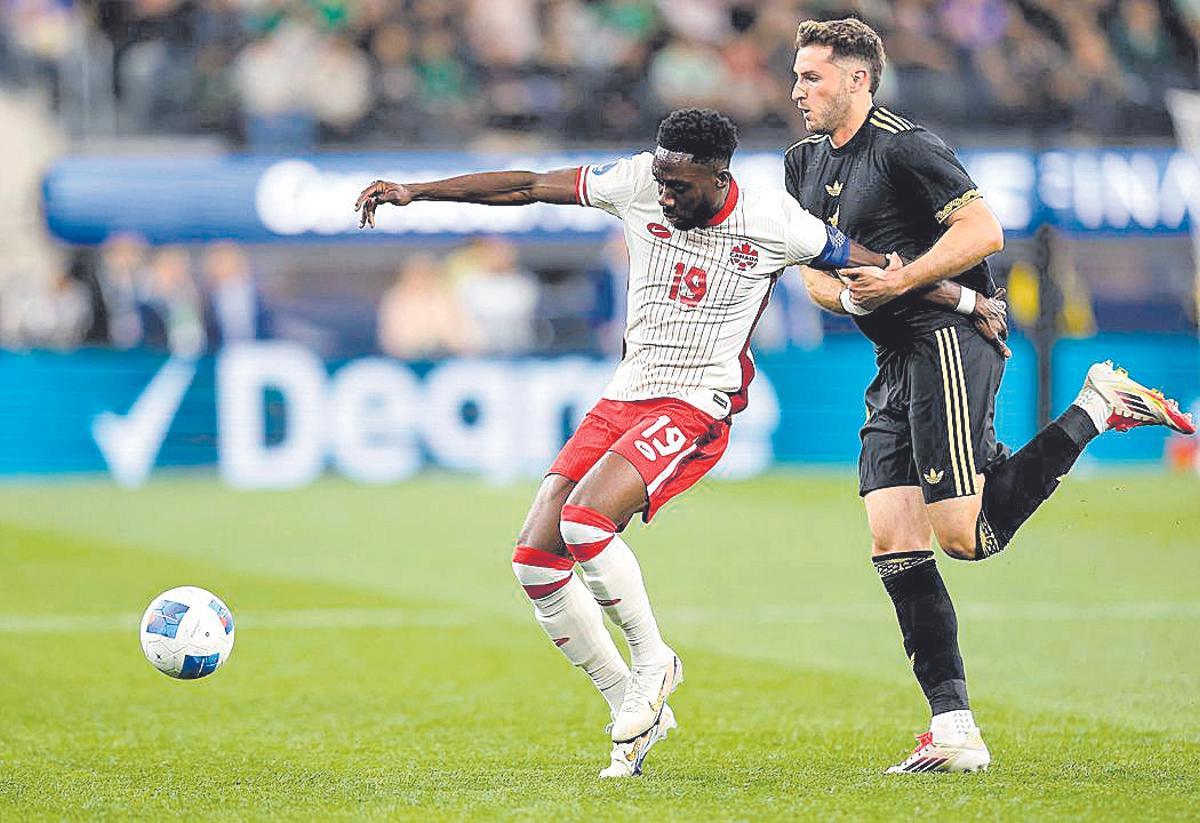 Alphonso Davies (izq.), jugador canadiense de ascendencia ghanesa formado en los Whitecaps de Vancouver y actualmente jugador del Bayern Múnich