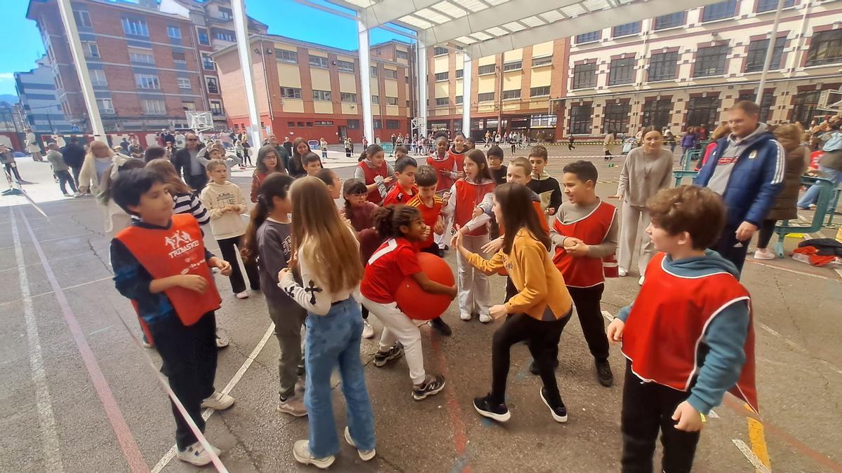 Alumnos del centro, durante la jornada de juegos.