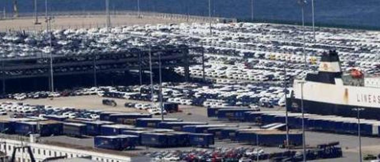 Imagen de la terminal de vehículos del puerto de Vigo en Bouzas, con un buque de Suardiaz al fondo. // R. Grobas