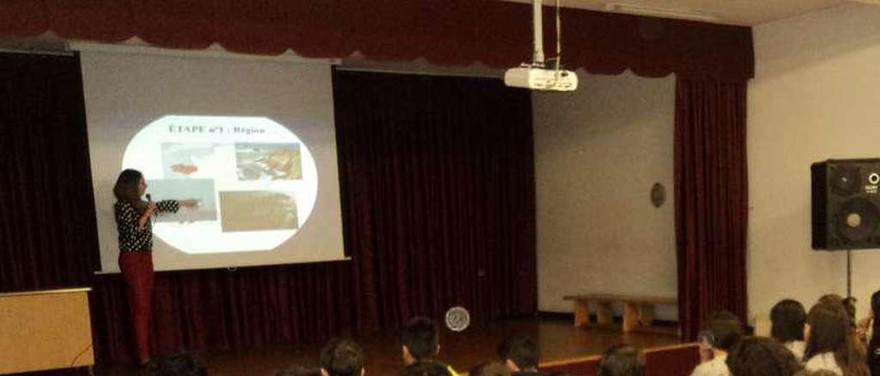 Alumnos del colegio Montesol durante una clase magistral de francés. // FdV