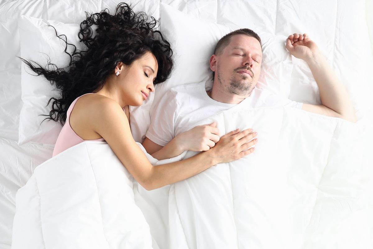 Dormir en pareja aporta beneficios emocionales.