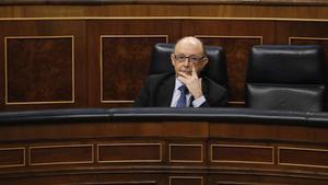 El ministro de Hacienda, Cristóbal Montoro, en su escaño del Congreso de los Diputados.