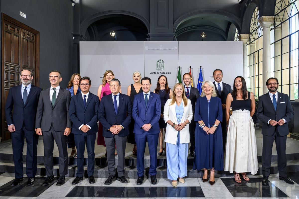 SEVILLA, 24/07/2026.- El presidente de la Junta de Andalucía, Juanma Moreno (c), y una amplia representación de consejeros, posan en la fotografía de familia junto a los delegados provinciales del Gobierno de Andalucía en el acto de toma de posesión de los mismos en el Palacio de San Telmo. EFE/Raúl Caro