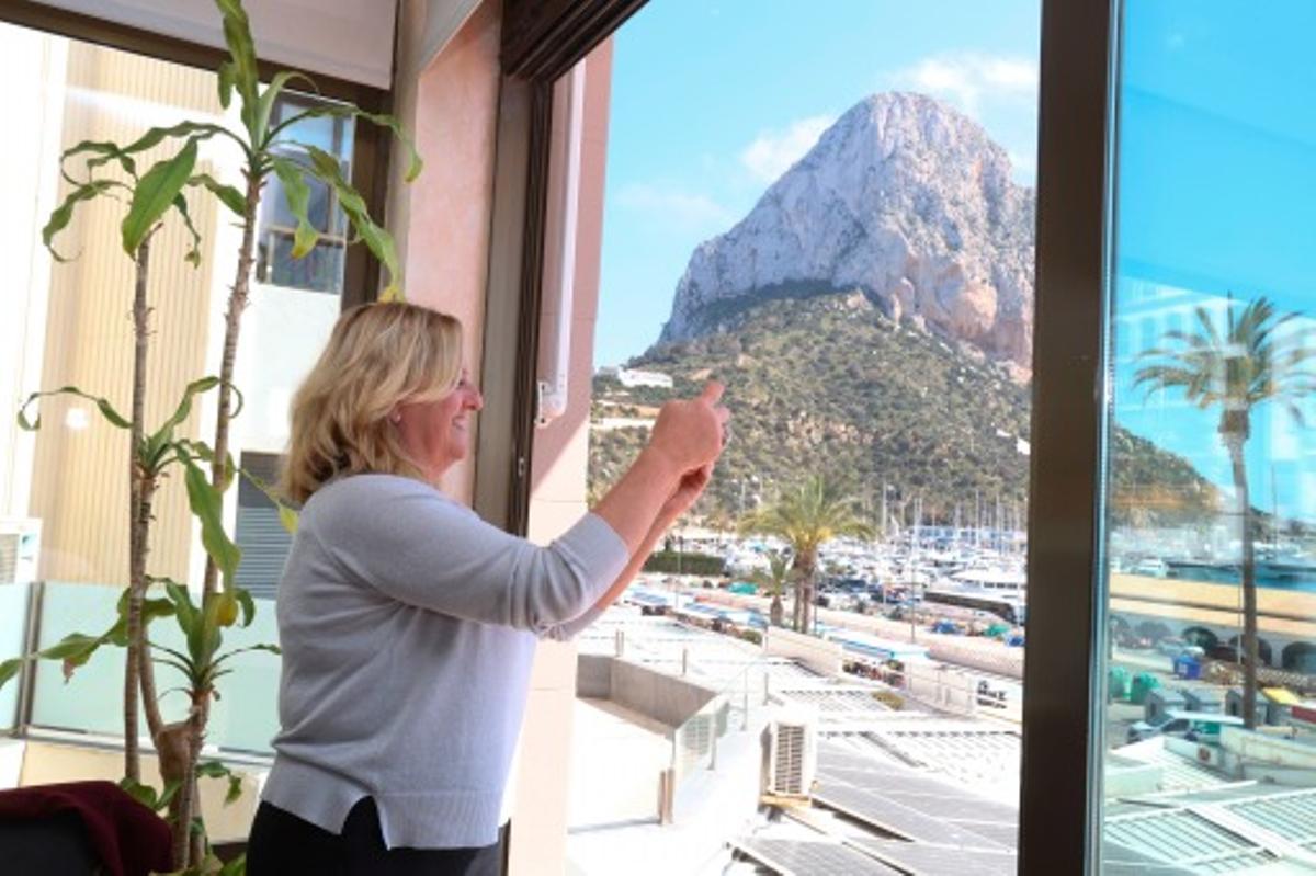 Ana Sala, alcaldesa de Calp, fotografiando las vistas desde el restaurante El Cantal.