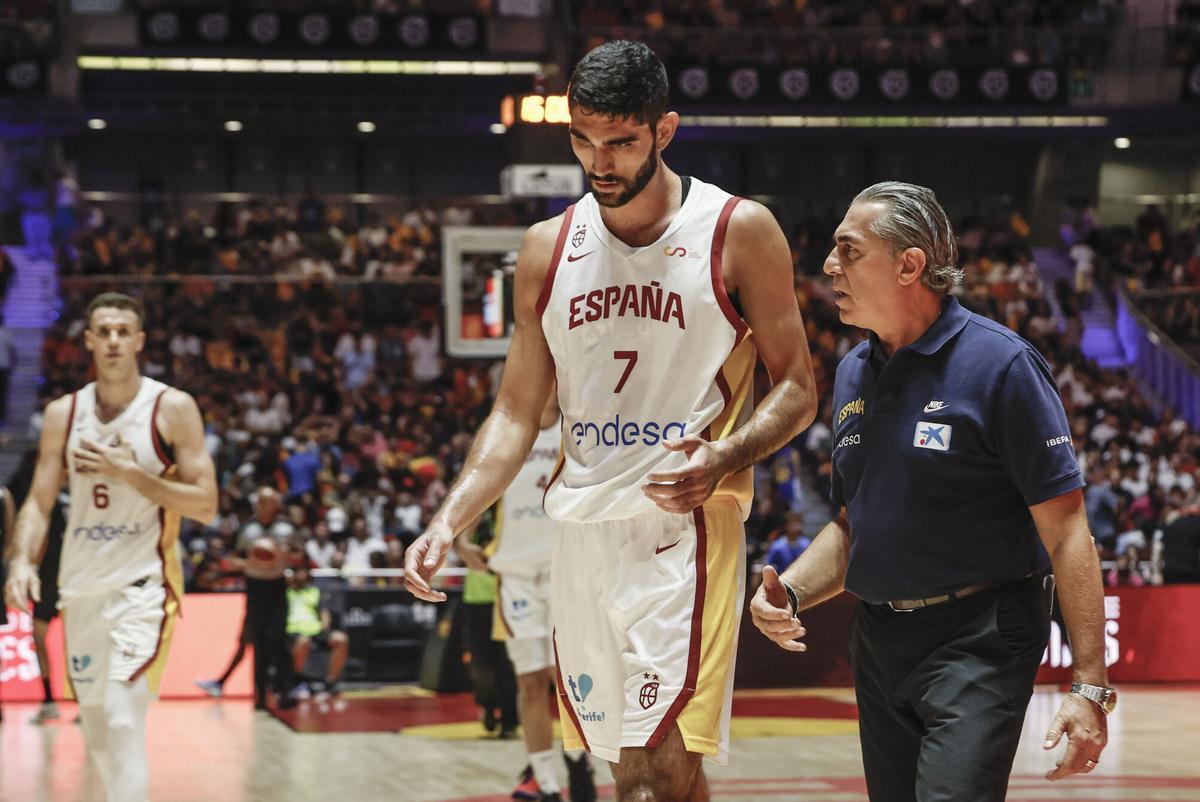 El entrenador de la selección española de baloncesto, Sergio Scariolo, da instrucciones a Santi Aldama (c) durante el partido amistoso ante Alemania que disputaron el jueves en el Madrid Arena. EFE/Mariscal
