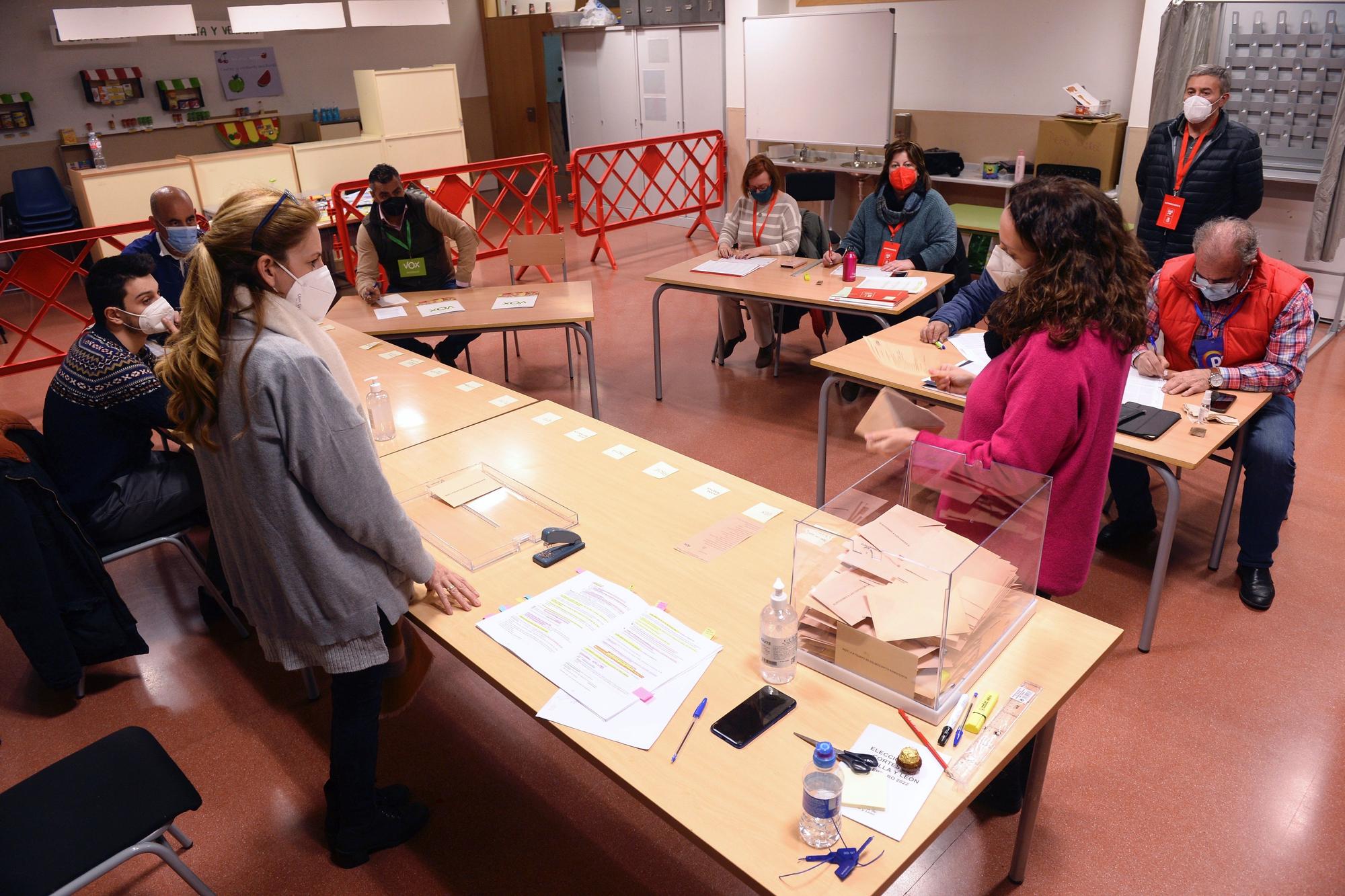Miembros de la mesa de un colegio electoral de Valladolid realizan el recuento de votos tras las elecciones celebradas en Castilla y León, el pasado mes de febrero.