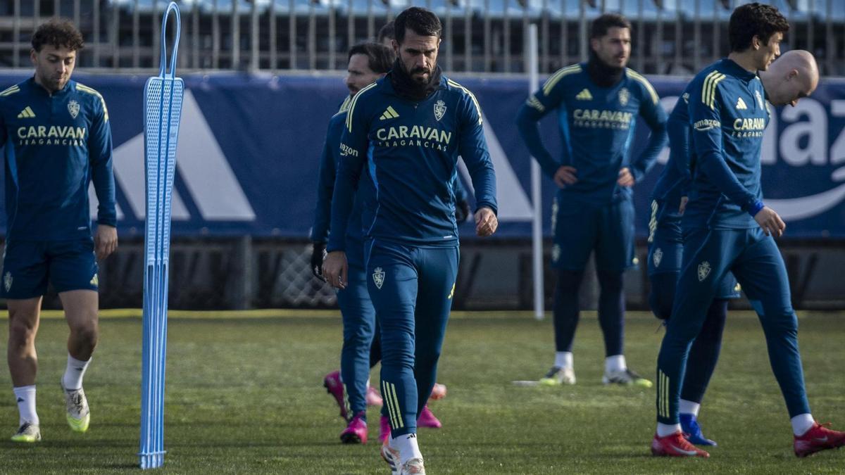 Insua, en el centro de un entrenamiento con el Real Zaragoza.