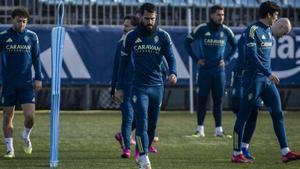 Insua, en el centro de un entrenamiento con el Real Zaragoza.