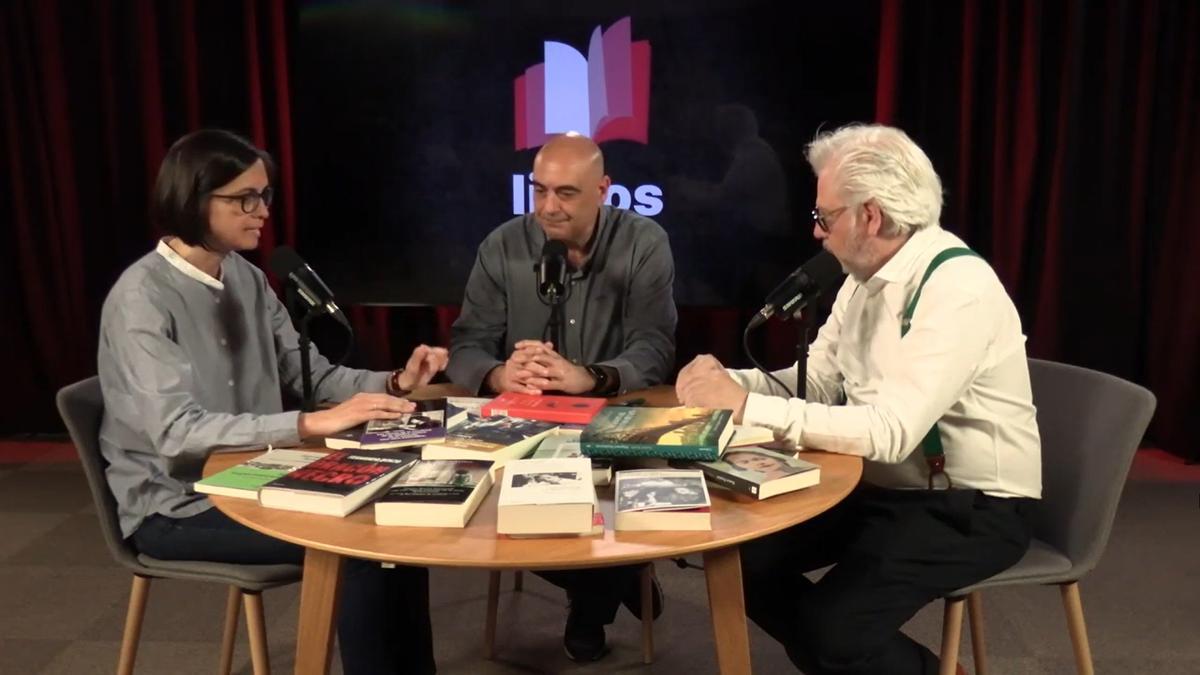 Xavier Bosch charla con Álex Sàlmon e Inés Martín Rodrigo, en el primer episodio de ‘Libros y Cosas’.