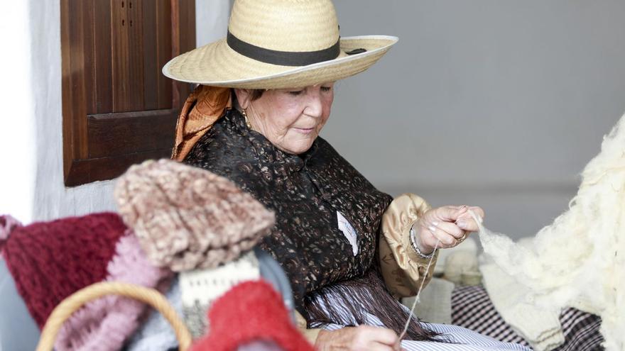 Una  mujer teje en el mercado artesanal de Santa Eulària.