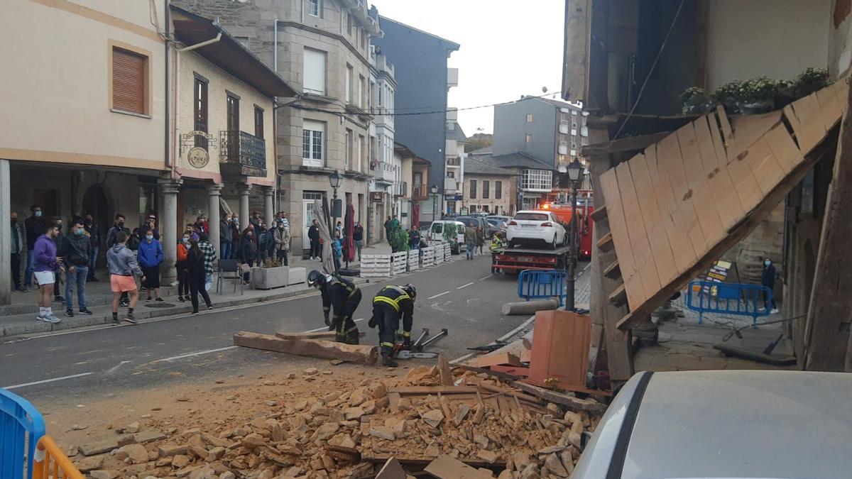 Casa de Puebla de Sanabria donde se ha empotrado un coche.