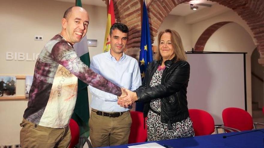 Jesús Generelo, José Bernal y Ana Leschiera, tras la firma del convenio, ayer en Marbella.