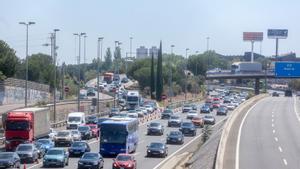 Varios coches circulan en la autovía A-6, a 11 de agosto de 2023, en Madrid (España). La Dirección General de Tráfico (DGT) pone hoy en marcha una Operación Especial con motivo del puente del 15 de agosto, que se prolongará hasta el próximo martes 15. En