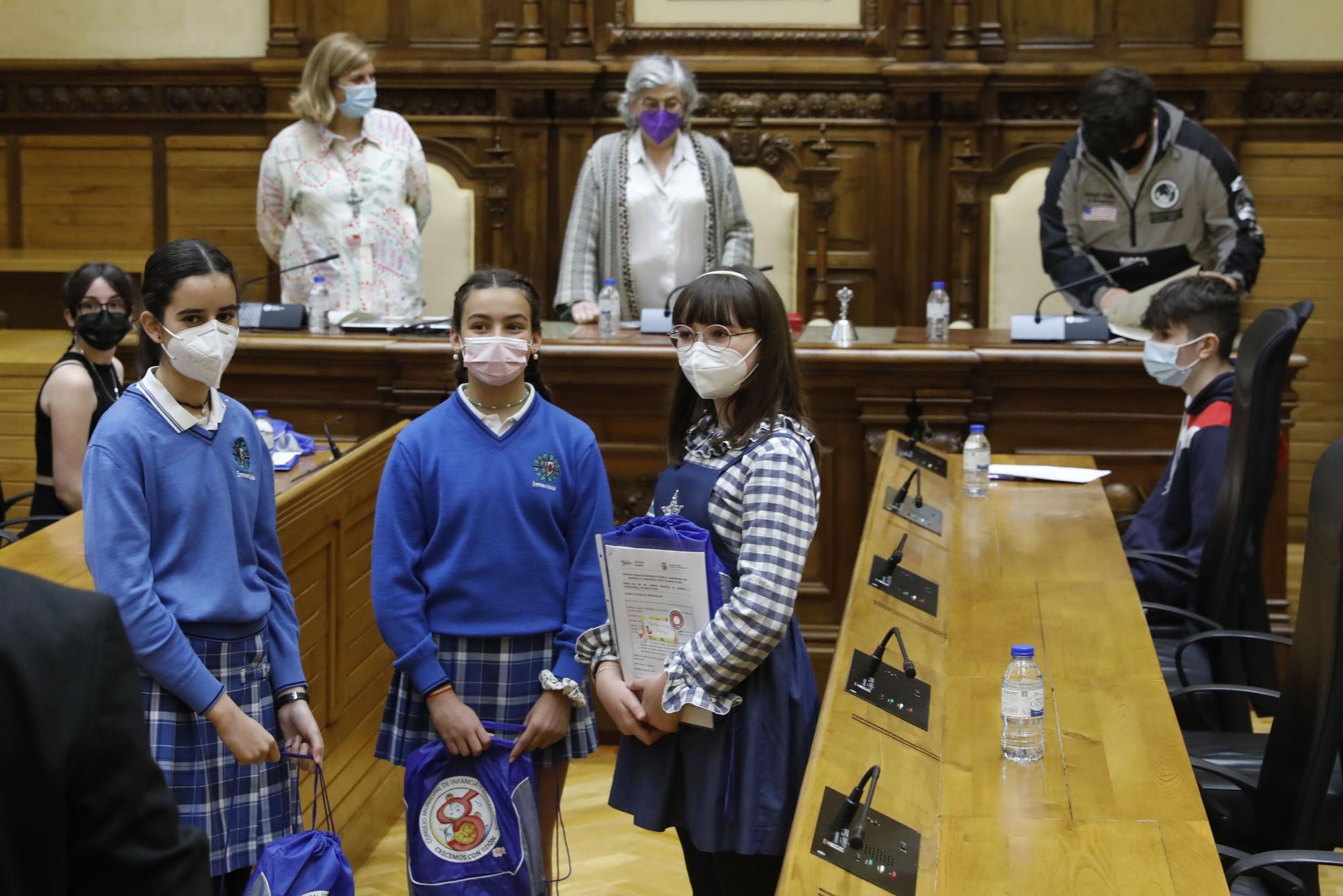 Los niños de Gijón toman el salón de plenos del Ayuntamiento