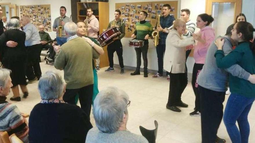 Jóvenes simpatizantes del PP tocaron para los residentes e incluso bailaron con ellos.