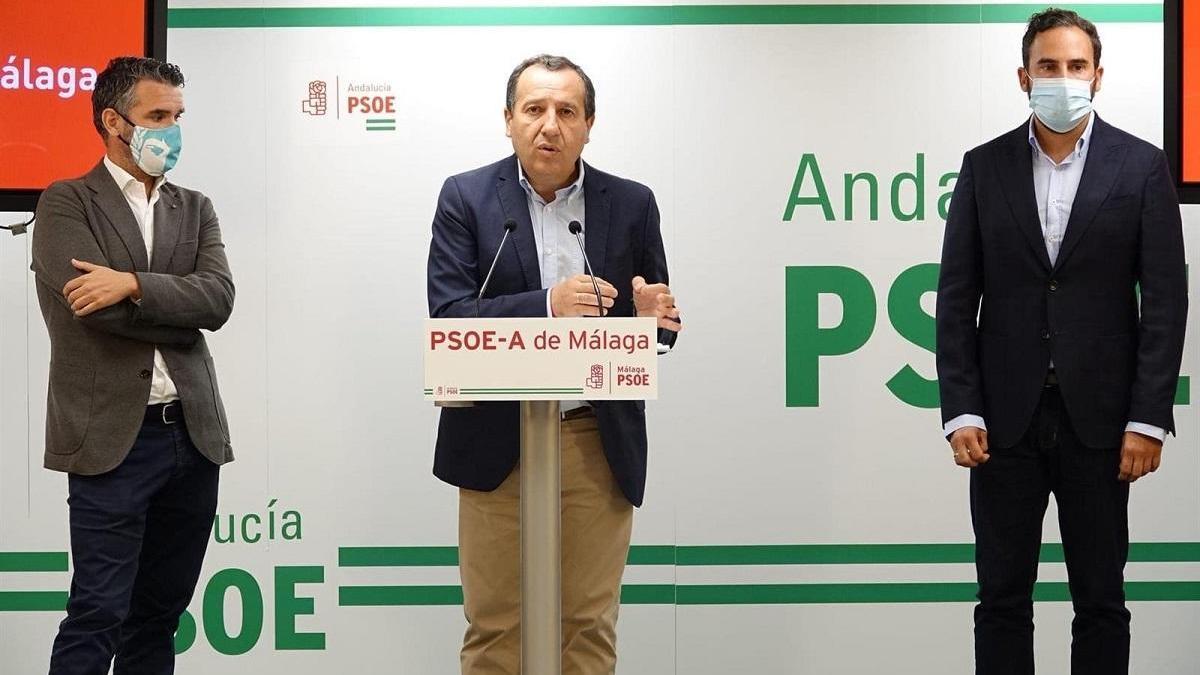 José Bernal, portavoz del PSOE en la Diputación; José Luis Ruiz Espejo, lider del PSOE de Málaga y Daniel Pérez, portavoz en el Ayuntamiento de la capital, en rueda de prensa.