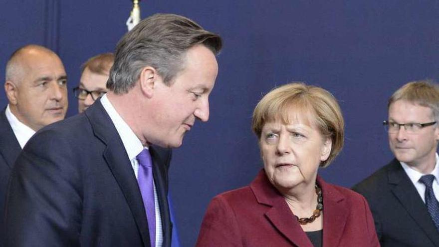 Cameron y Merkel, ayer, al inicio del Consejo Europeo. // Efe