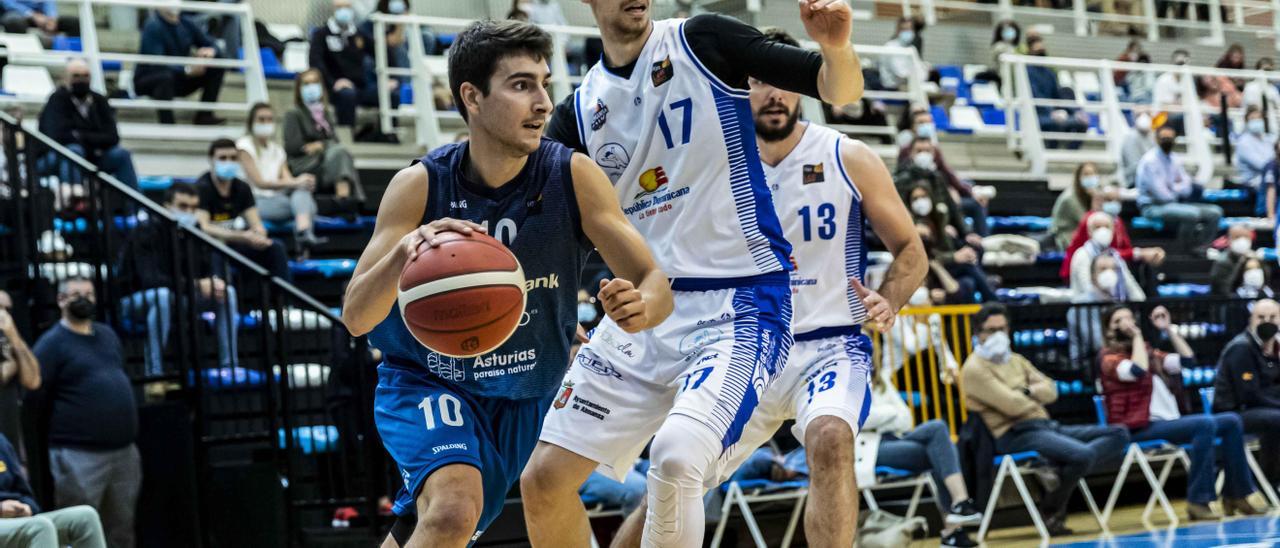 Alonso Meana en el partido ante Almansa disputado en Pumarín