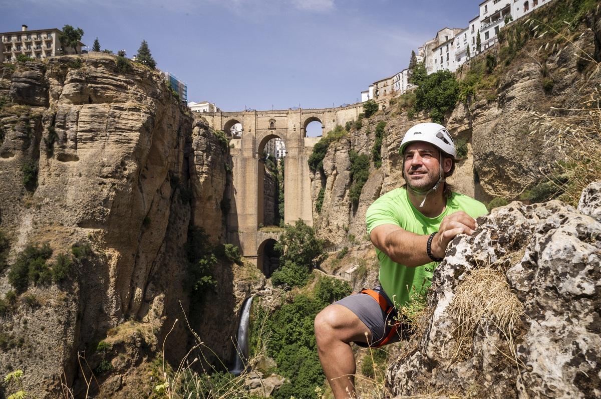 Ángel, de escalada Sierraventura frente al Puente Nuevo.