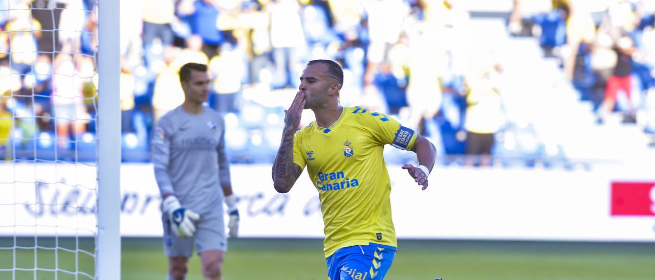 Jesé celebra su tanto ante el Huesca.