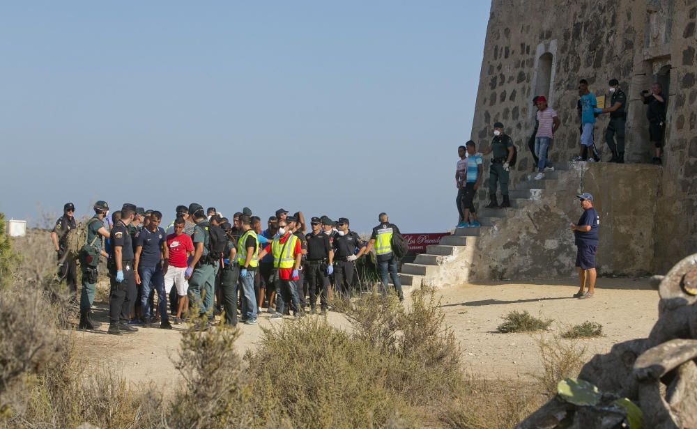 Llega a Tabarca un centenar de inmigrantes en cuatro pateras