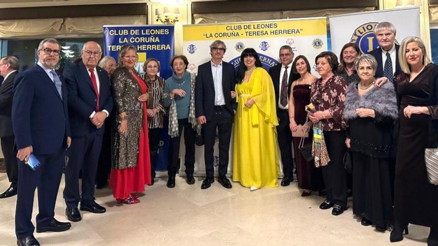 Acto de este sábado, con el doctor Diego González  Rivas en el centro. |  La Opinión